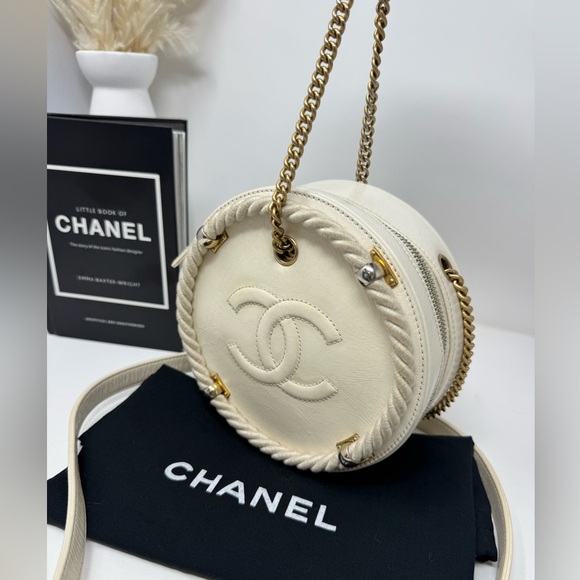 CHANEL Handbags - 💎💯Authentic CHANEL Trendy CC Vanity Leather Bag (off white)